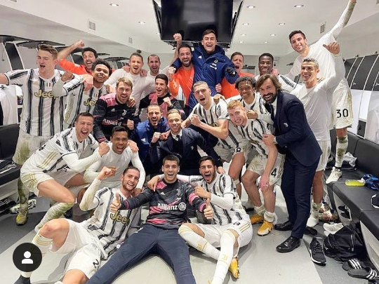 كريستيانو رونالدو يحتفل مع لاعبي يوفنتوس بالتأهل لنهائي كأس إيطاليا