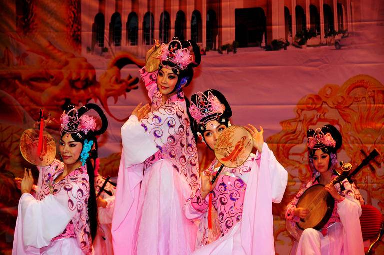 الفنانون الصينيون وتحذير من الجمعية الصينية للفنون المسرحية
