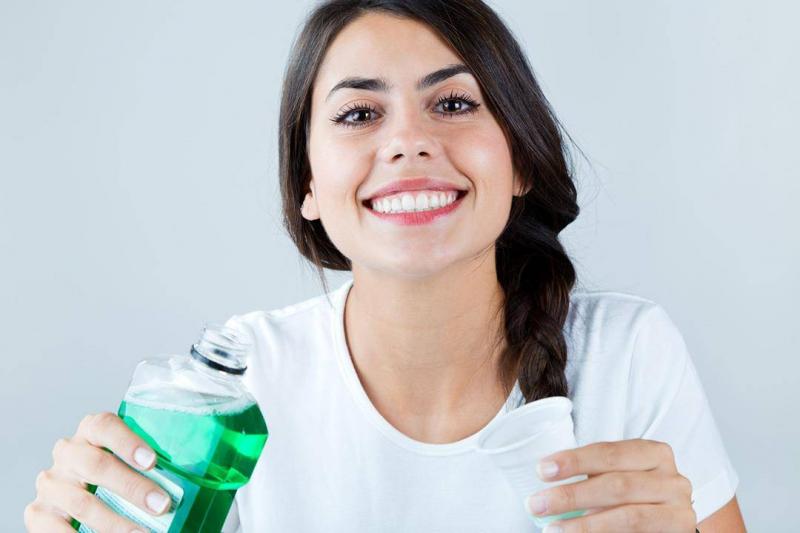 غسولات فم طبيعية منزلية للتخلص من آلام الأسنان