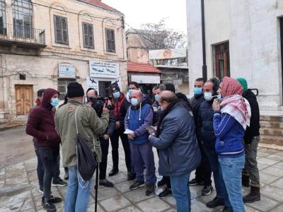 أملا بالسماح بفتح المحلات ولو لساعات ... تجار بعلبك في وقفة احتجاجية أمام سرايا بعلبك