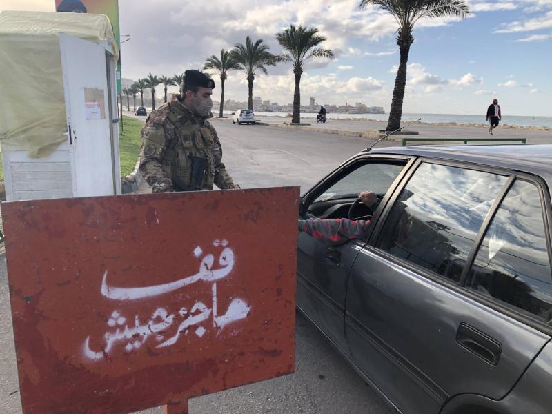 وحدات الجيش تقيم الحواجز وتنفذ دوريات مؤللة لتطبيق قرار التعبئة