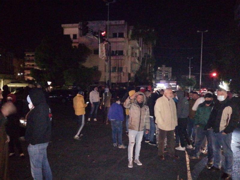 احتجاجات في طرابلس رفضا للإقفال العام واشتباك مع القوى الأمنية