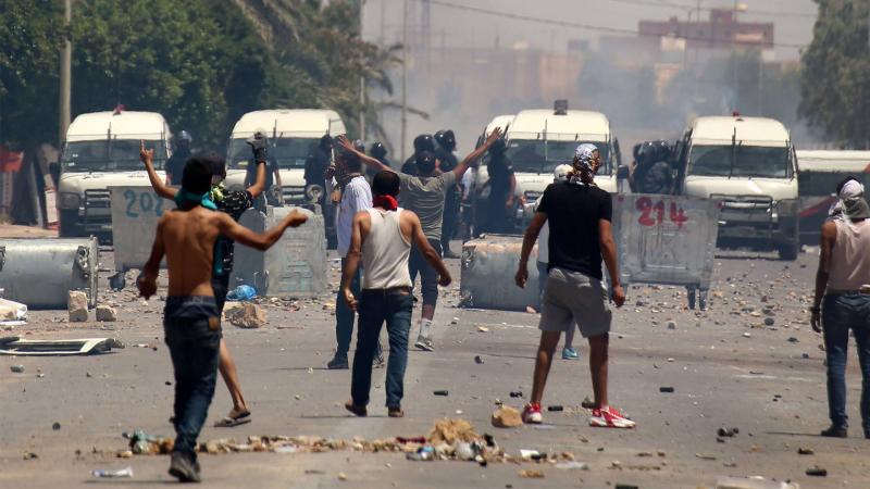 تونس... تجدد الاشتباكات بين الشرطة والمتظاهرين