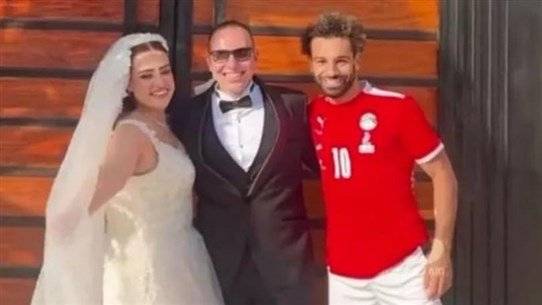 صلاح يفاجئ عروسين مصريين خلال زفافهما
