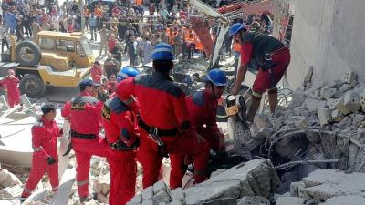 انتشال جثة طفلة وأمها من تحت أنقاض مبنى الكرادة المنهار