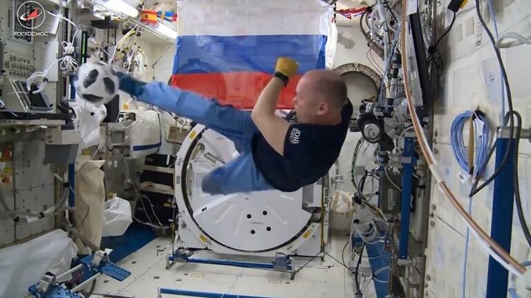 رواد الفضاء الروس سيلعبون كرة القدم على متن المحطة الفضائية