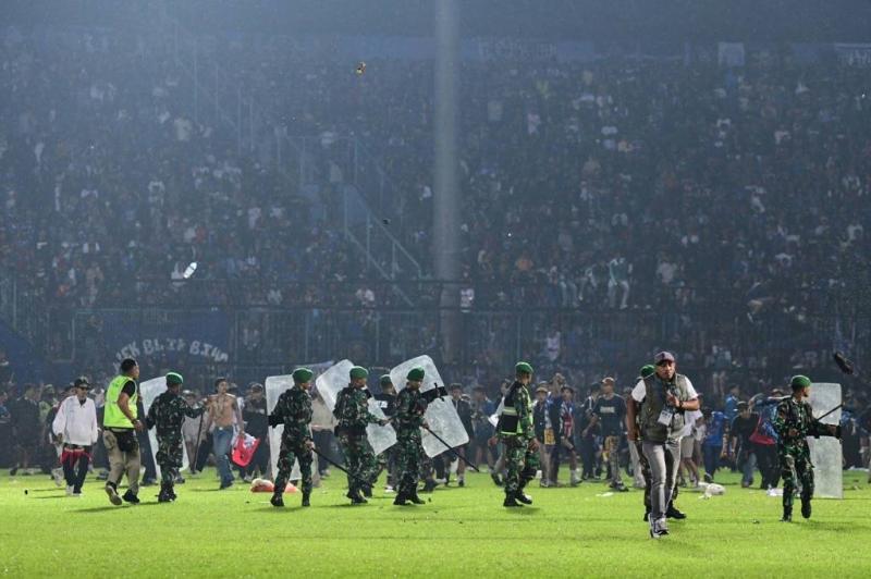 170 قتيلاً على الأقلّ في ملعب كرة قدم في إندونيسيا
