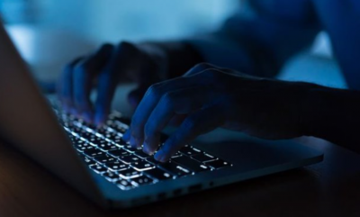 ابتز فتاة قاصر ووالدتها بنشر فيديوهات وصور غير لائقة