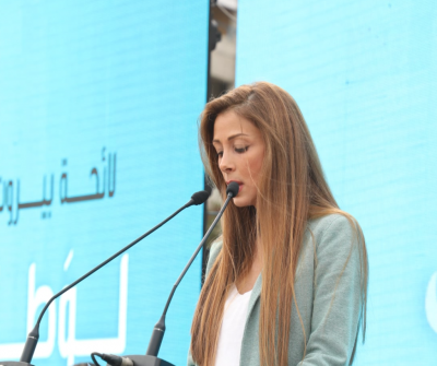 نائبة تدخل مصرفاً للمطالبة بوديعتها