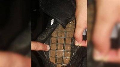 بطريقة احترافية: خبّأ حشيشة في الحذاء لإدخالها إلى السجن