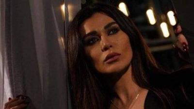 نادين الراسي تتخلّى عن الأسود في حالةٍ 