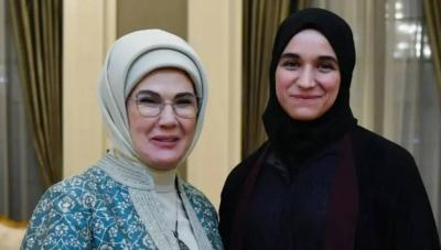 من تركيا.. الصورة الرسمية الأولى لزوجة أحمد الشرع ‏