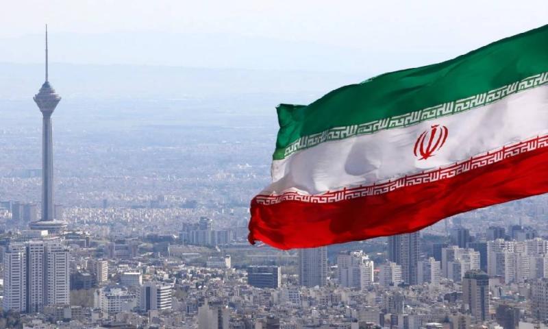 قائد الحرس الثوري الإيراني يدشن أول حاملة طائرات مسيرة محلية الصنع