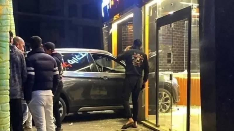 سيارة تقتحم مطعماً في مصر... والخسائر قتيل ومصابان
