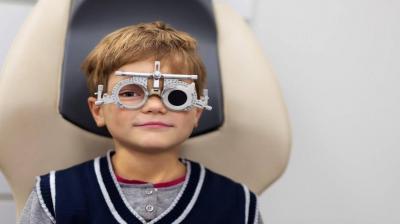 علاج الأطفال من قصر النظر لا يفقد أثره مع توقفهم عن وضع عدسات
