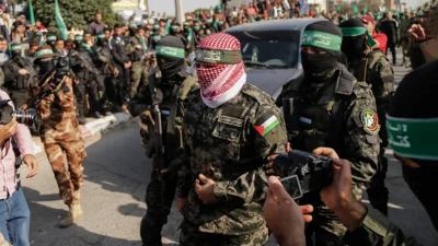 أبو عبيدة ينشر أسماء 3 رهائن من المقرر الإفراج عنهم السبت