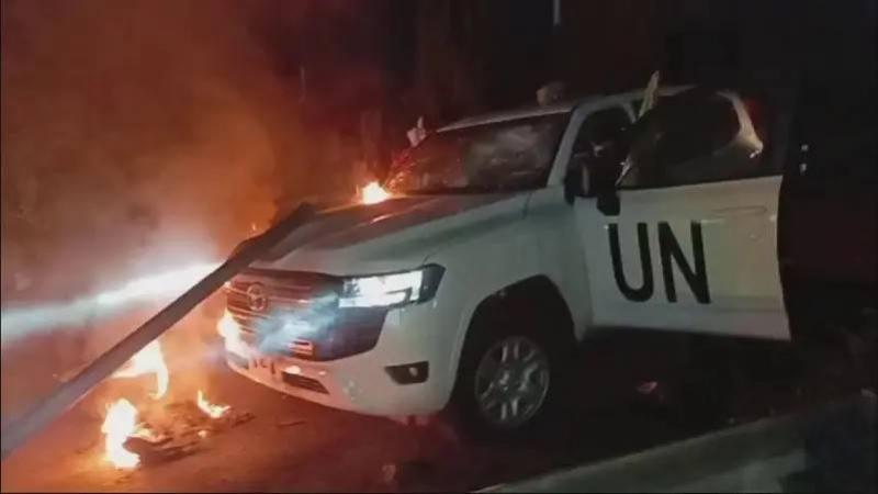 مسؤول لبناني: حرق آلية لليونيفيل أمر خطير يحرج حكومة سلام