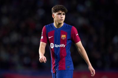 المدافع كوبارسي يمدد عقده مع برشلونة حتى 2029