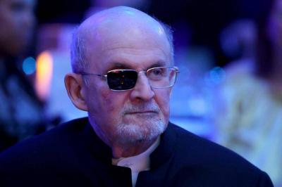 سلمان رشدي وقضية طعنه بسكين...المحاكمة تبدأ الثلاثاء