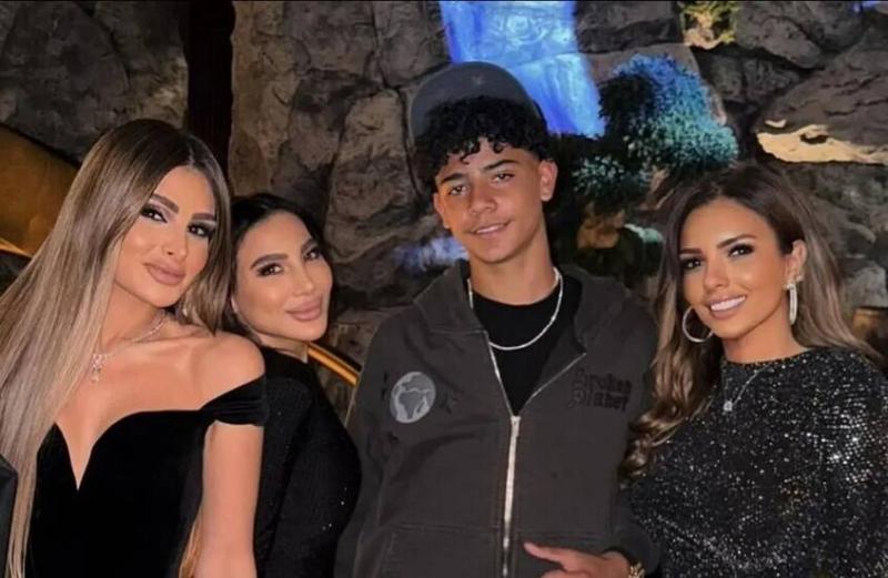 نجل رونالدو يظهر بين مجموعة فتيات جميلات