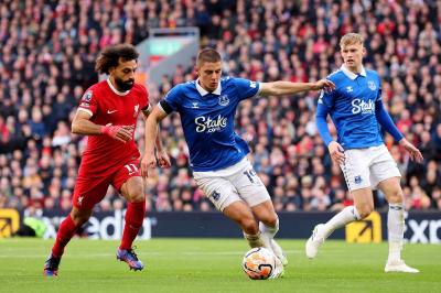 ليفربول وإيفرتون يدينان الإساءة العنصرية لدوكوري