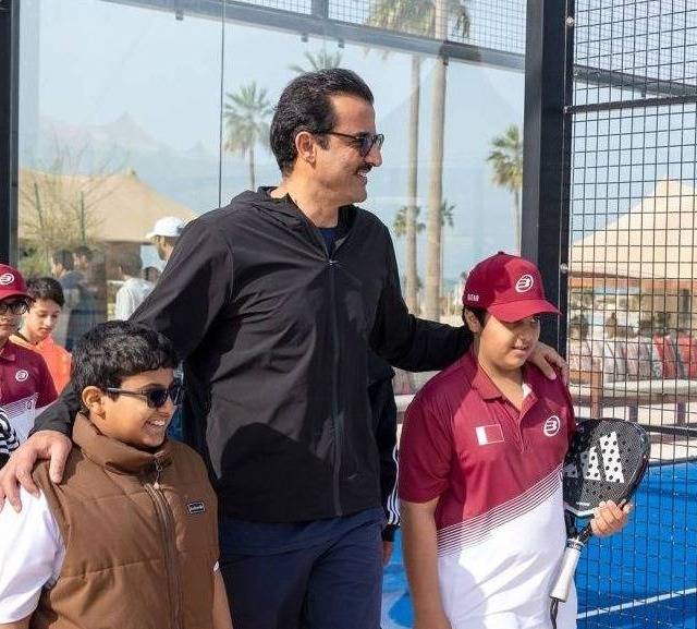 أمير قطر  يشارك في اليوم الرياضي