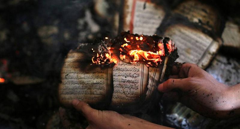 حاول حرق المصحف فتلقى ضربًا مبرحًا! (فيديو)
