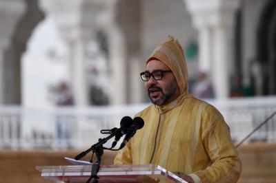 اتهامات متبادلة بين مغاربة وجزائريين بسبب محمد السادس