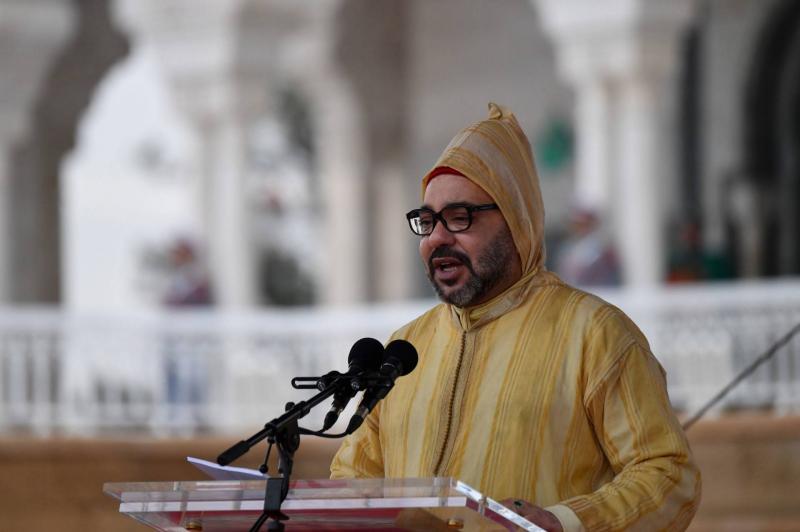 اتهامات متبادلة بين مغاربة وجزائريين بسبب محمد السادس