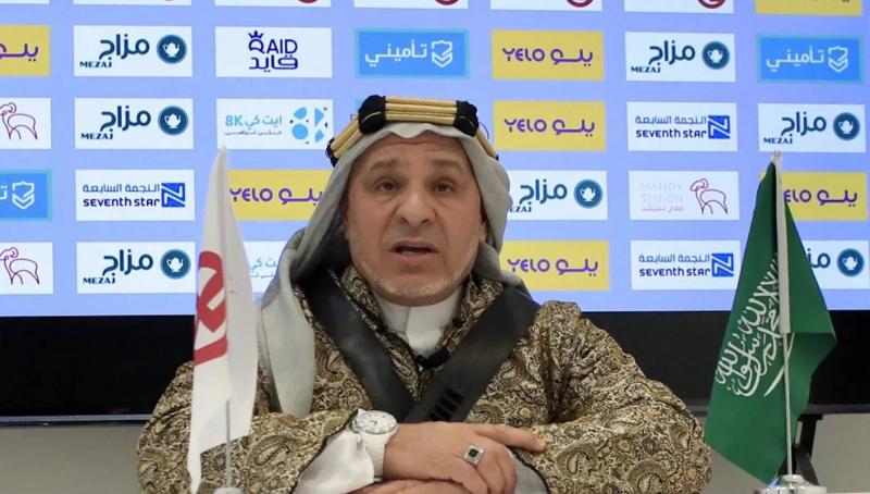 مدرب جزائري يرتدي الزي السعودي في لفتة فريدة  (فيديو)