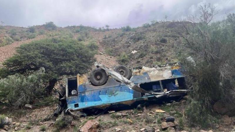 سقوط حافلة في بوليفيا... وأكثر من 30 قتيلاً