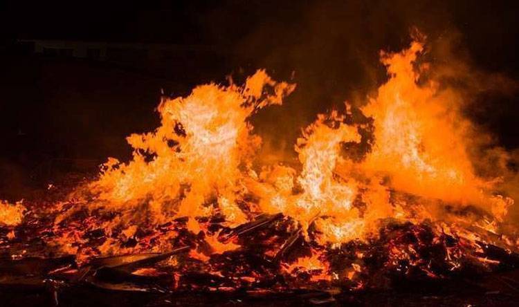 بالفيديو - حريق ضخم بمولد كهربائي في طرابلس