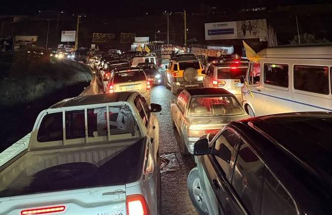 بالفيديو- الانزلاقات تقطع طريق ضهر البيدر