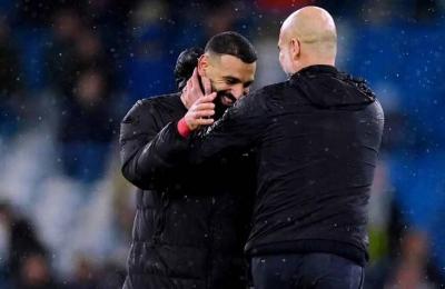 حديث مطول بين غوارديولا ومحمد صلاح يثير الجدل (فيديو)