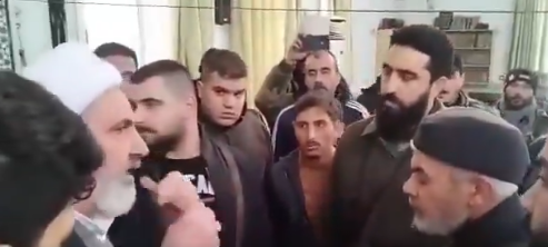 بعد إنهاء تكليف الشيخ أدهم الخطيب.. الأمن السوري يطالبه بترك المقام (فيديو)