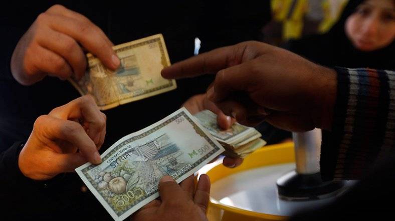 بالفيديو.. أوراق نقدية تغطي طريق دمشق حلب