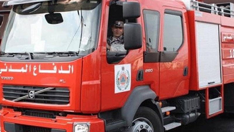 إخماد حريق شاحنة على كوع عاريا (فيديو)