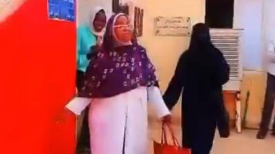طبيبة أسرت قلوب السودانيين... لم تغادر المستشفى لتنقذ الاطفال