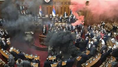 بالفيديو - قنابل دخان داخل البرلمان