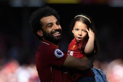 مكة محمد صلاح تخطف الأضواء بظهور مفاجئ