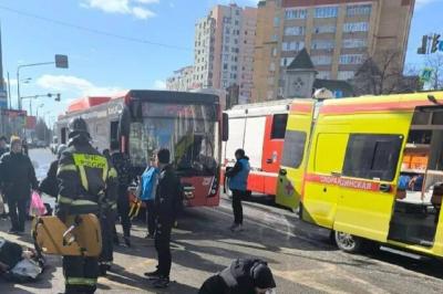 روسيا.. إصابة 11 شخصاً في حادث إصطدام سيارة بموقف للحافلات