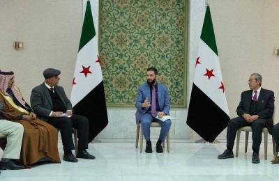 الشرع يلتقي وجهاء السويداء.. رفع العلم السوري فوق المحافظة (فيديو)