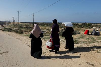 في يوم المرأة العالمي.. نساء غزة يعانين التشريد والجوع