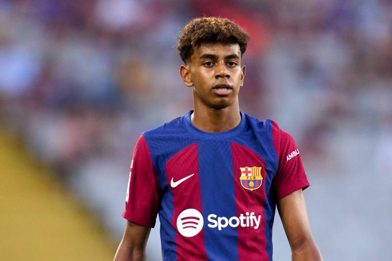 هل ناقش برشلونة ملف تجديد عقد يامال؟