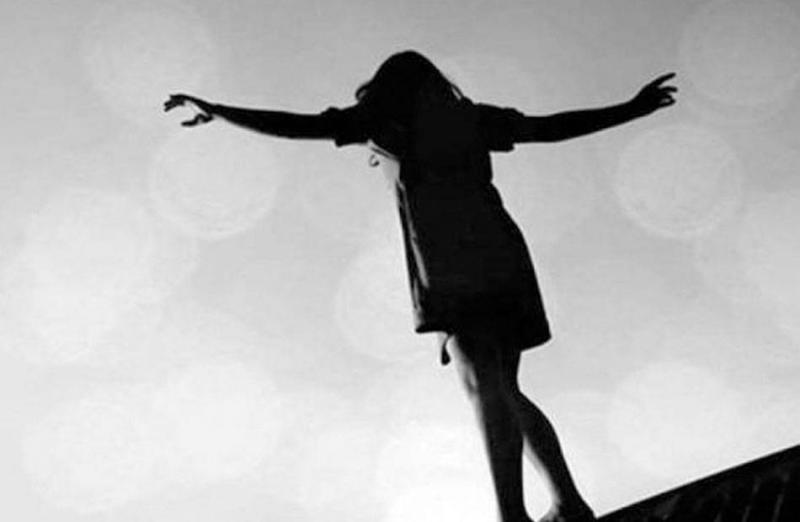 من أعلى مجمّع تجاري.. الأمن الأردني يثني فتاة عن الانتحار