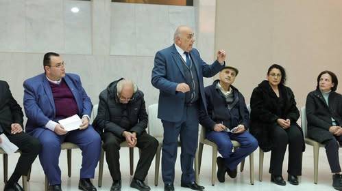 سيدة من السويداء تهدي الشرع 
