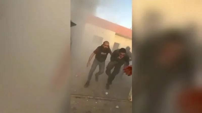 قصف عنيف على الحدود السورية اللبنانية... إصابة صحافيين والجيش يأمر بالرد (فيديو)