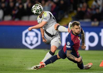 برشلونة يجدّد عقد مدافعه إلى 2026