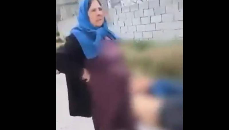 بالفيديو.. أم سورية تتصدى لقتلة أبنائها