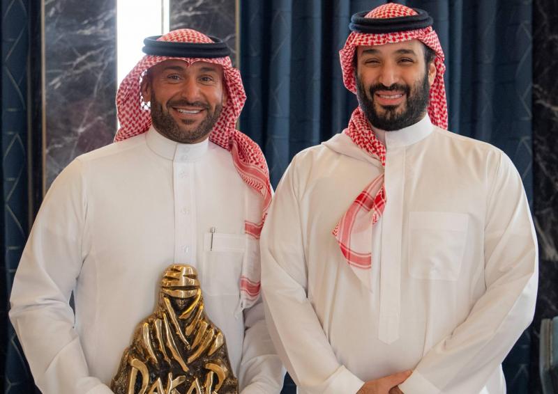 ولي العهد يستقبل يزيد الراجحي بمناسبة تحقيقه لقب رالي داكار السعودية